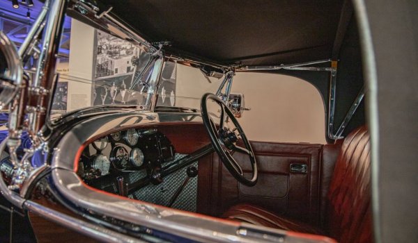 Италианската компания, кръстена на създателите си Чезаре Изота и Винченцо Фраскини, е основана в Милано през 1900. Това е един от първите производители, въвели спирачки и на четирите колела (през 1909). Постепенно колите на I-F се налагат като eдни от най-луксозните в онази епоха, предпочитан избор за кинозвездите и за героите на писатели като Фр. Скот Фицджералд и Реймънд Чандлър. 
